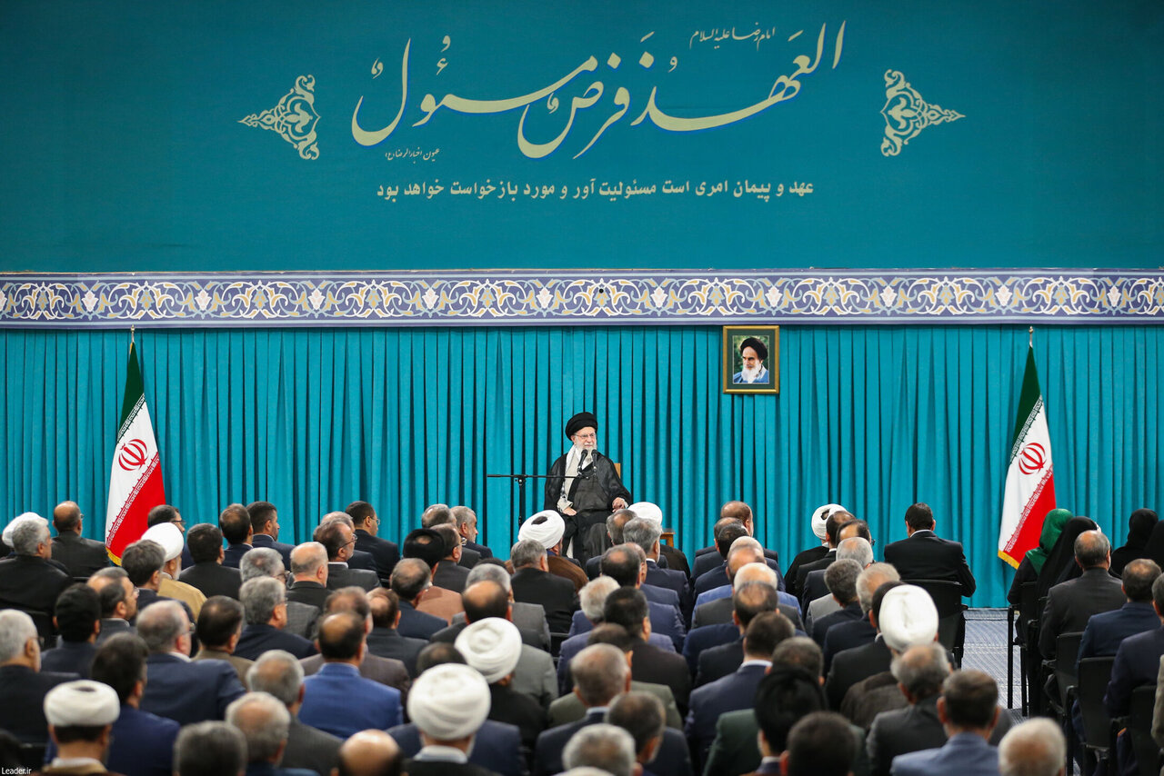 تأکید رهبر انقلاب بر اتحاد ملت و مقامات