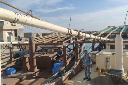 توقیف ۲ لنج عمانی و یک قایق ترال غیرمجاز در آب‌های جاسک